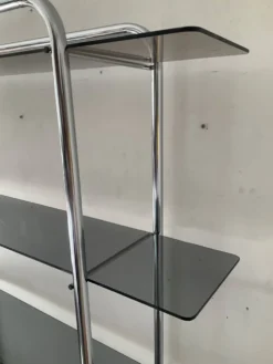 Étagère style Bauhaus en chrome tubulaire et verre fumé années 70