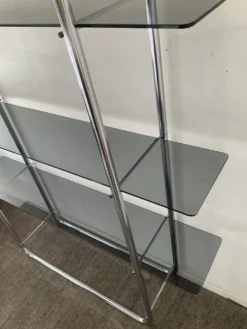 Étagère style Bauhaus en chrome tubulaire et verre fumé années 70