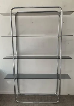 Étagère style Bauhaus en chrome tubulaire et verre fumé années 70