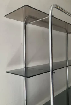Étagère style Bauhaus en chrome tubulaire et verre fumé années 70