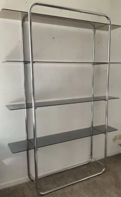 Étagère style Bauhaus en chrome tubulaire et verre fumé années 70
