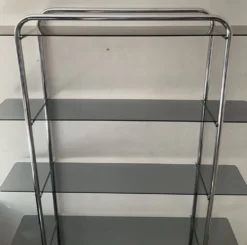 Étagère style Bauhaus en chrome tubulaire et verre fumé années 70
