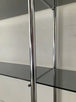 Étagère style Bauhaus en chrome tubulaire et verre fumé années 70