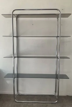Étagère style Bauhaus en chrome tubulaire et verre fumé années 70