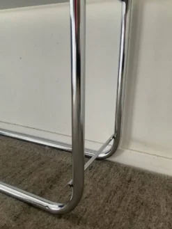 Étagère style Bauhaus en chrome tubulaire et verre fumé années 70