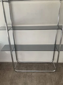 Étagère style Bauhaus en chrome tubulaire et verre fumé années 70