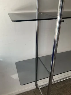 Étagère style Bauhaus en chrome tubulaire et verre fumé années 70