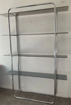 Étagère style Bauhaus en chrome tubulaire et verre fumé années 70