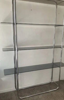 Étagère style Bauhaus en chrome tubulaire et verre fumé années 70