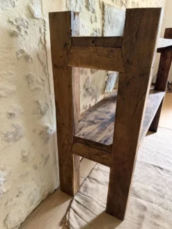 Étagère sur pieds en bois brut, art populaire