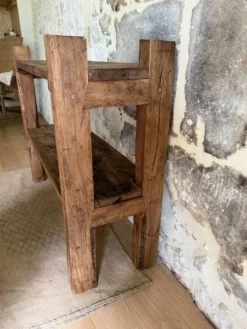 Étagère sur pieds en bois brut, art populaire