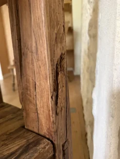 Étagère sur pieds en bois brut, art populaire