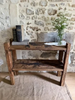 Étagère sur pieds en bois brut, art populaire
