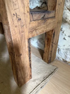 Étagère sur pieds en bois brut, art populaire