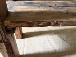 Étagère sur pieds en bois brut, art populaire