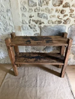 Étagère sur pieds en bois brut, art populaire