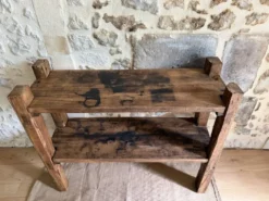 Étagère sur pieds en bois brut, art populaire