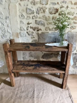 Étagère sur pieds en bois brut, art populaire