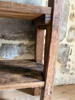 Étagère sur pieds en bois brut, art populaire