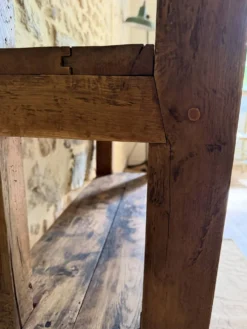 Étagère sur pieds en bois brut, art populaire
