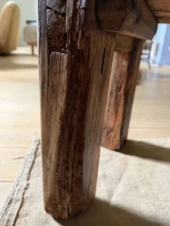 Étagère sur pieds en bois brut, art populaire