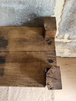 Étagère sur pieds en bois brut, art populaire