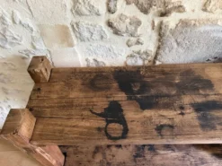 Étagère sur pieds en bois brut, art populaire