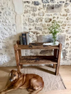 Étagère sur pieds en bois brut, art populaire
