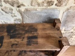 Étagère sur pieds en bois brut, art populaire