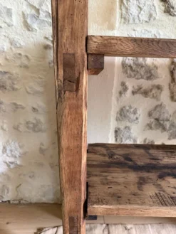 Étagère sur pieds en bois brut, art populaire