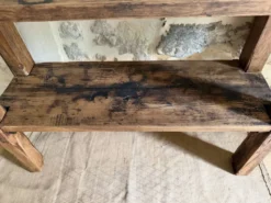 Étagère sur pieds en bois brut, art populaire