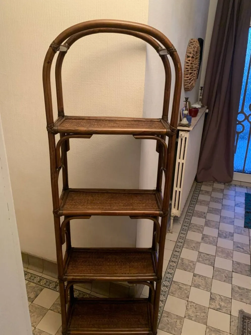 Étagère sur pieds en rotin