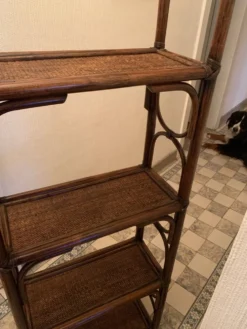 Étagère sur pieds en rotin