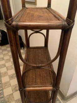 Étagère sur pieds en rotin