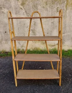 Étagère sur pieds en rotin