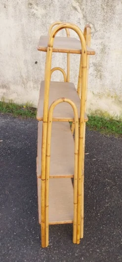 Étagère sur pieds en rotin