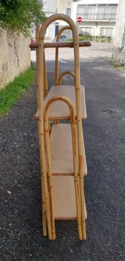 Étagère sur pieds en rotin