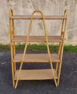 Étagère sur pieds en rotin