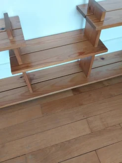 Étagères vintage en pin dans le style de Maison Regain