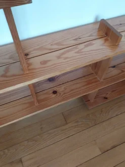 Étagères vintage en pin dans le style de Maison Regain