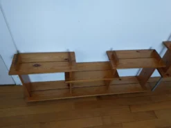 Étagères vintage en pin dans le style de Maison Regain
