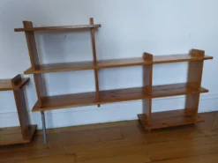 Étagères vintage en pin dans le style de Maison Regain