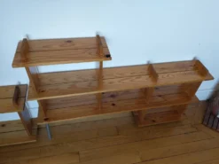 Étagères vintage en pin dans le style de Maison Regain