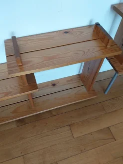 Étagères vintage en pin dans le style de Maison Regain