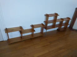 Étagères vintage en pin dans le style de Maison Regain