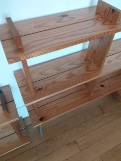 Étagères vintage en pin dans le style de Maison Regain