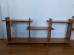 Étagères vintage en pin dans le style de Maison Regain