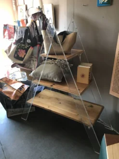 Étagère triangulaire plexiglass et bois