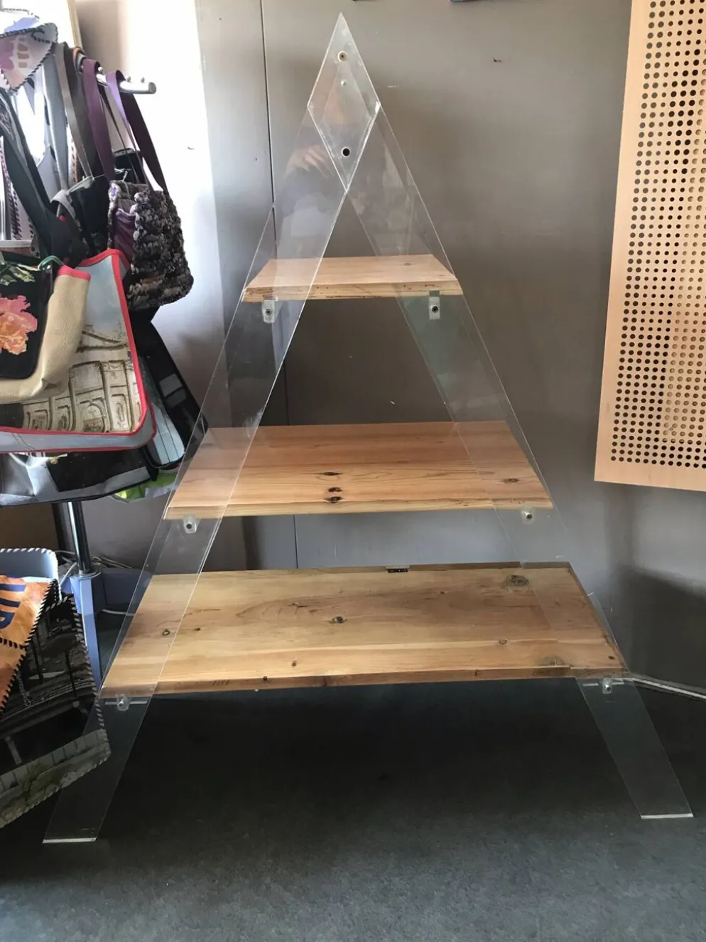 Étagère triangulaire plexiglass et bois