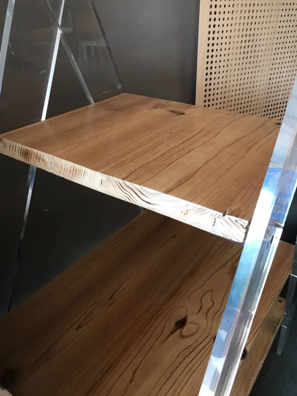 Étagère triangulaire plexiglass et bois